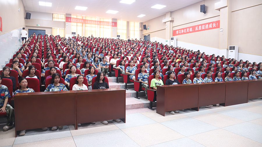 時光不語，靜待花開——懷化市新晃恒雅高級中學(xué)舉辦女生青春期健康教育講座